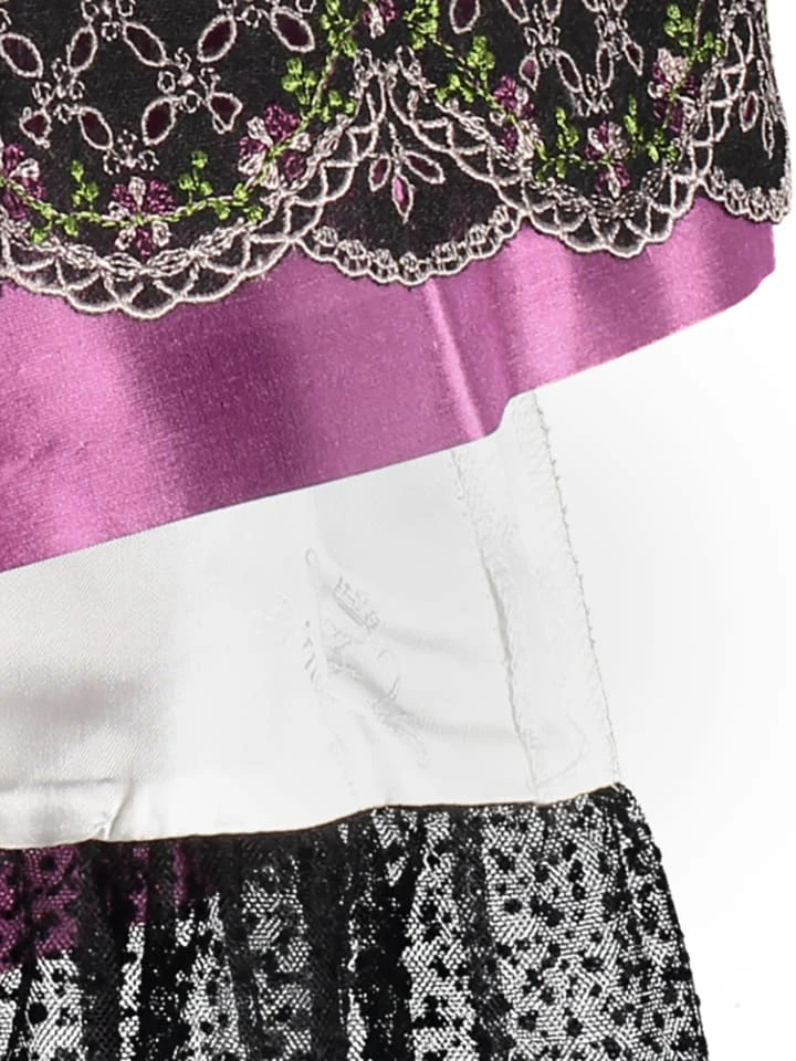 Dirndl Couture By Astrid Söll Dirndl "Frühlingstraum" In Schwarz/ Lila 6 Dirndl Couture By Astrid Söll Dirndl "Frühlingstraum" In Schwarz/ Lila – Bild 4