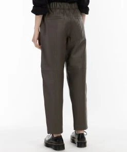 DreiMaster Vintage Lederhose In Taupe -Stockerpoint Verkaufsgeschäft dreimaster vintage lederhose in taupe 3 scaled