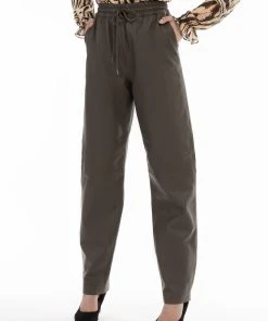 Faina Lederhose In Taupe -Stockerpoint Verkaufsgeschäft faina lederhose in taupe 2 scaled