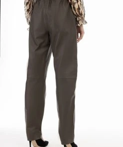 Faina Lederhose In Taupe -Stockerpoint Verkaufsgeschäft faina lederhose in taupe 3 scaled