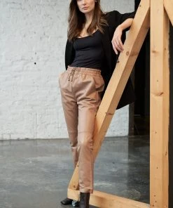 RICANO Lederhose Carillo In Taupe 13 RICANO Lederhose Carillo In Taupe -Stockerpoint Verkaufsgeschäft ricano lederhose carillo in taupe 5 scaled