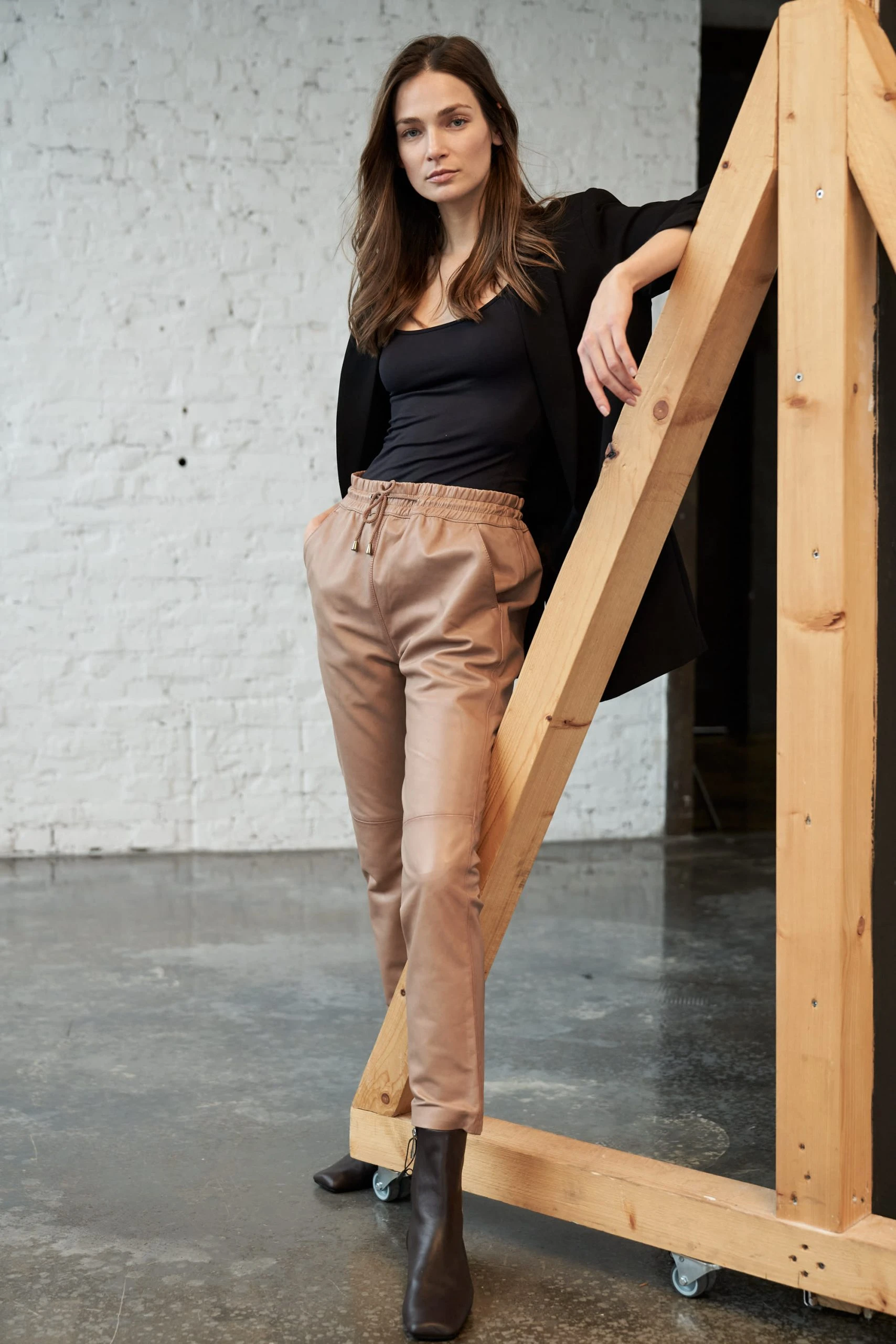 RICANO Lederhose Carillo In Taupe 8 RICANO Lederhose Carillo In Taupe – Bild 6