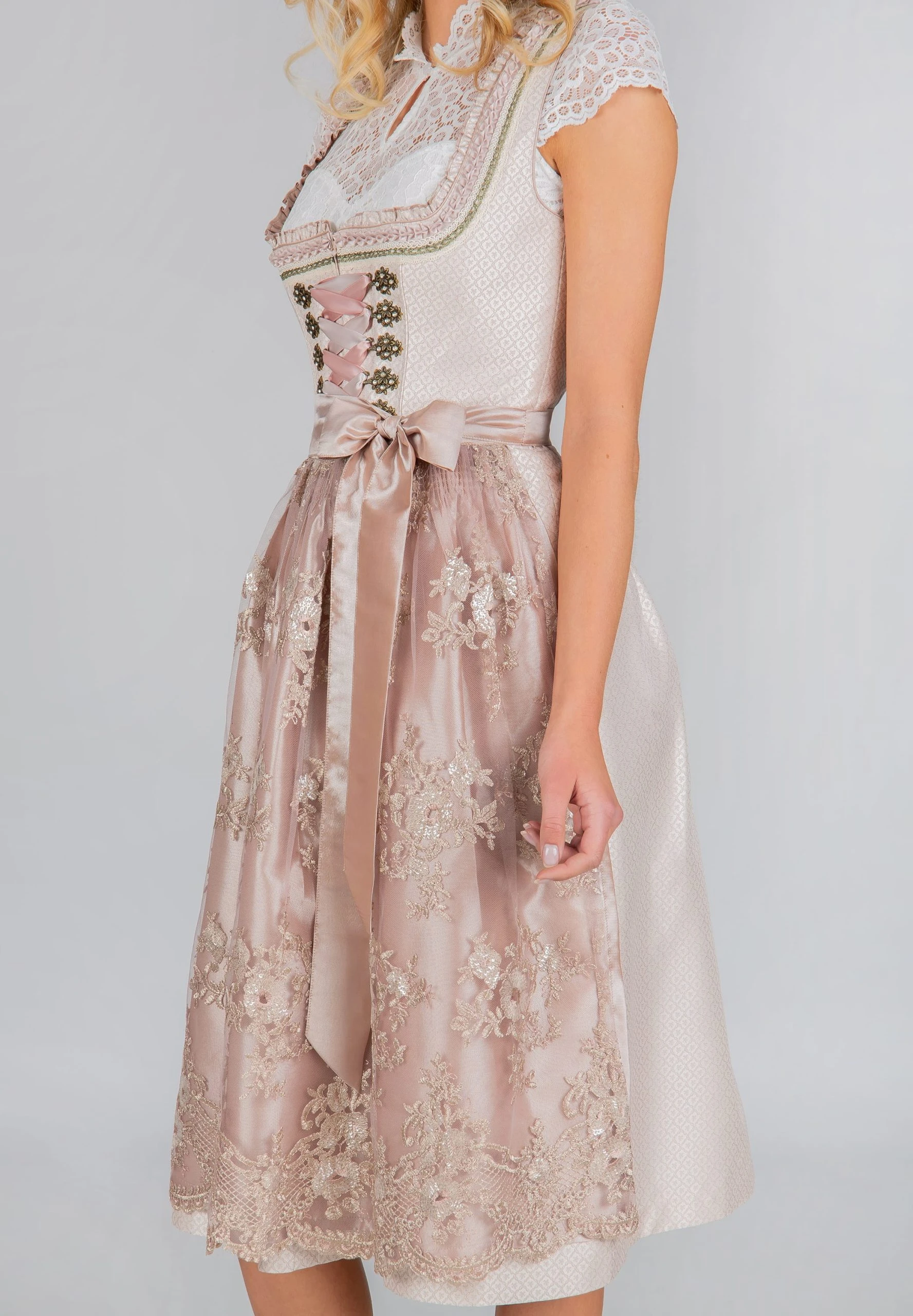 Stockerpoint Langes Dirndl "Loretta" In Taupe 6 Stockerpoint Langes Dirndl "Loretta" In Taupe – Bild 4