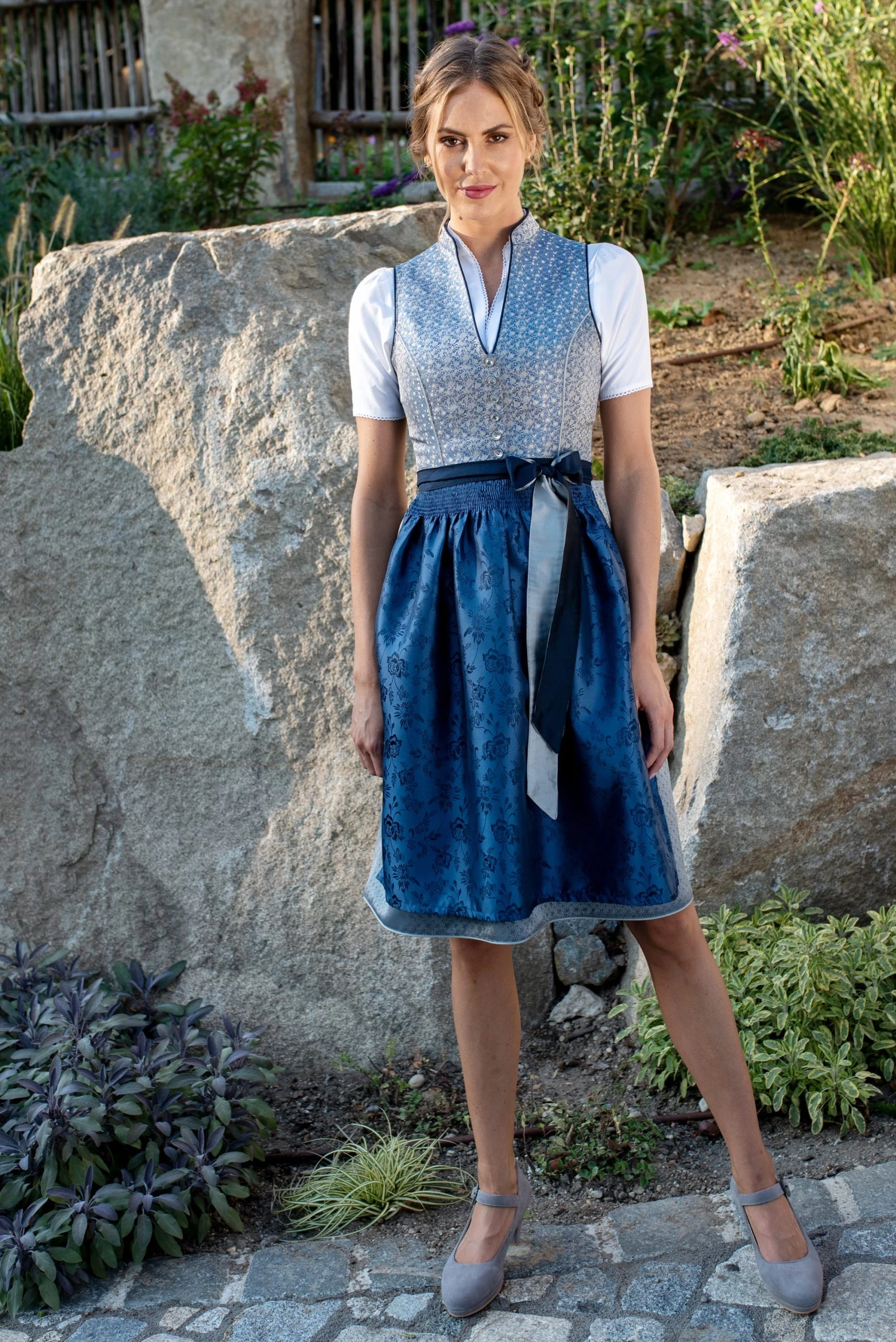 Stockerpoint Midi Dirndl "Ofelia" In Blau 9 Stockerpoint Midi Dirndl "Ofelia" In Blau – Bild 7